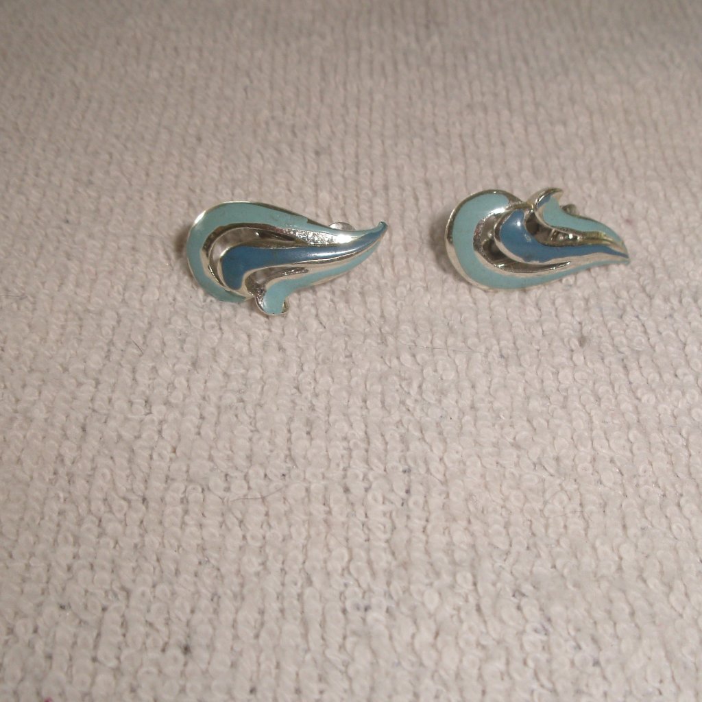 Coro Clip Earrings Silver Tone 2 Tone Blue Swirl 8$